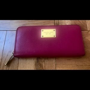 Michael Michael Kors Zip Around Wallet